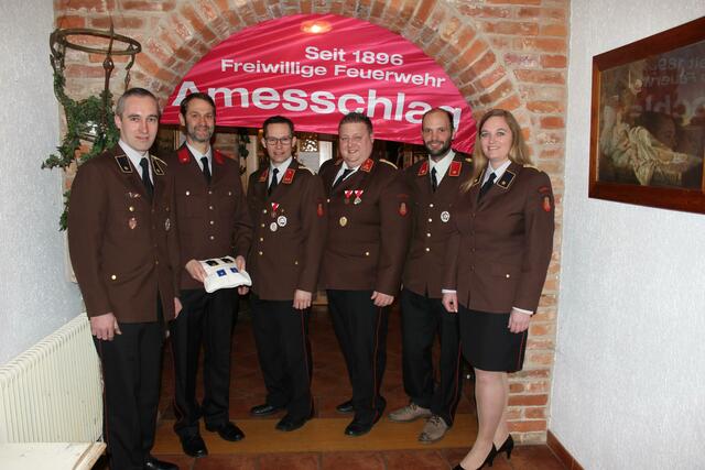 Von links: Gerätewart Günther Pammer, Kassenführer Ronald Langfellner, Kommandant-Stv. Daniel Breiteneder, Kommandant Dominik Schwarzenberger, Zugskommandant Christoph Kollros, Schriftführerin Ulrike Haider-Schwarz. | Foto: FF Amesschlag/Onk.