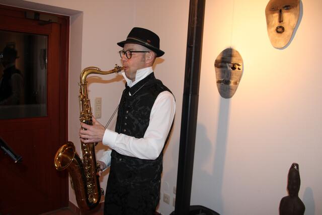 Ingo Herzmaier war bei der Vernissage für die Musik zuständig. | Foto: RegionalMedien Steiermark/Hofmüller