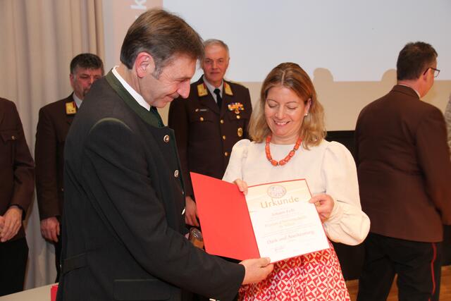 Bürgermeister Johann Feßl aus Edlbach freut sich über die Florian-Ehrenmedaille des OÖ Landesfeuerwehrverbandes in Silber. Bezirkshauptfrau Elisabeth Leitner gratulierte. | Foto: Staudinger