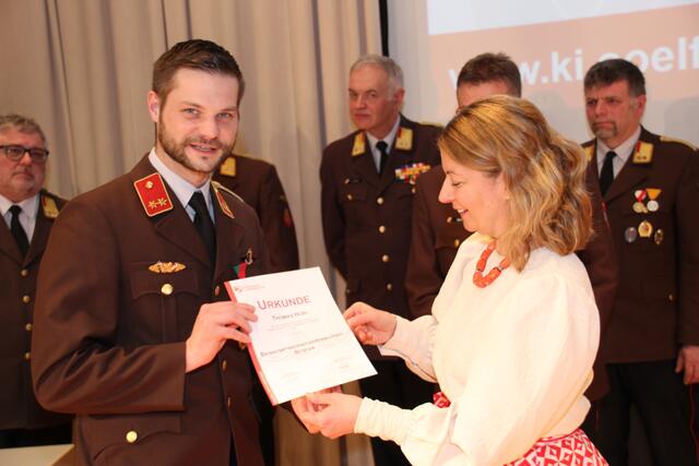 Thomas Hubl von der FF Voitsdorf freut sich über das Bewerter-Verdienstabzeichen in Bronze | Foto: Staudinger