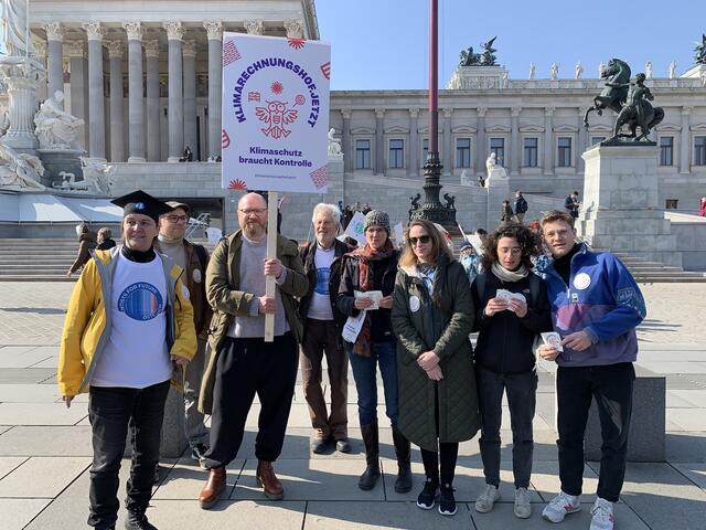 Beim Klimastreit trat man kürzlich bereits als Gruppe öffentlich auf und verteilte Flyer. | Foto: Realfiktion Klimarechnungshof