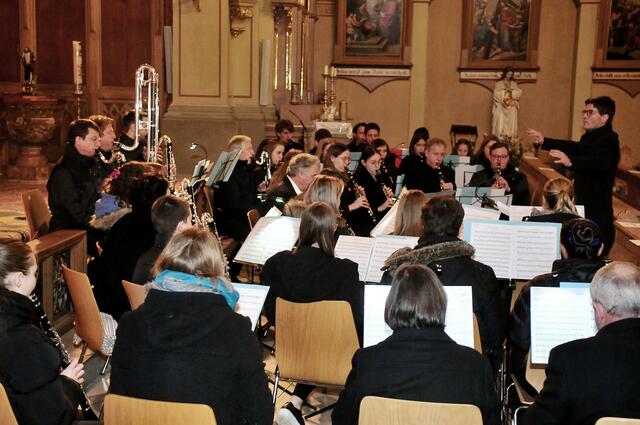 Das Orchester vereint Musikerinnen und Musiker aus vielen Dörfern und Regionen. | Foto: Hassl