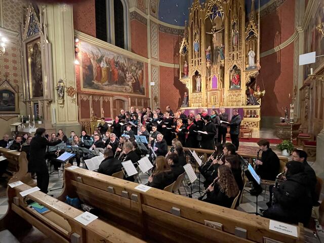 Das Klarinettenorchester Clarinova und der Kirchenchor Zirl begeisterten das Publikum in der Zirler Kirche. | Foto: Hassl