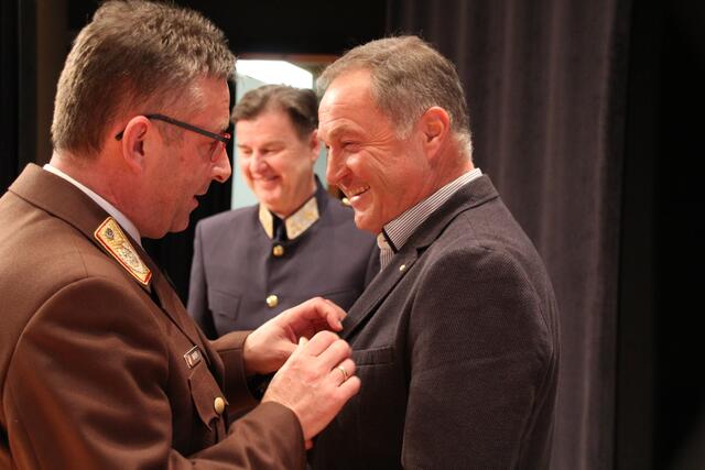 Landes-Feuerwehrkommandant Robert Mayer übereicht die Verdienstmedaille des Bezirkes Kirchdorf in Gold an Chefinspektor i.R. Horst Humpelsberger. | Foto: Staudinger