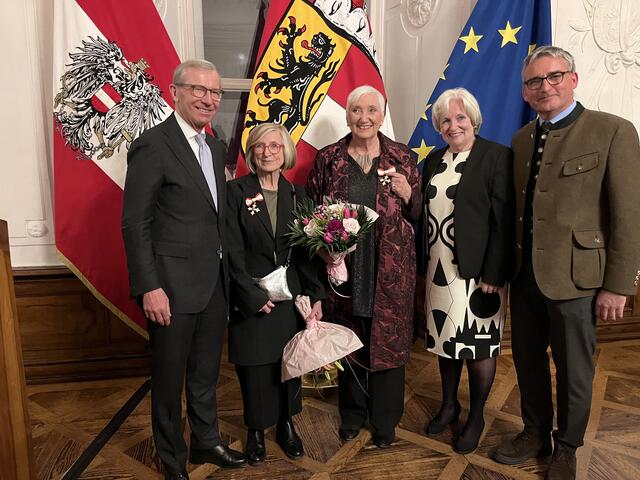 Beim Festakt in der Residenz (v.l.): Landeshauptmann Wilfried Haslauer, Helga Besl, Christa Hassfurther, Bürgermeister Stellvertreterin Rosa Bock (Hallein) und Oberalms Bürgermeister Hans Jörg Haslauer.  | Foto: Stadt Hallein