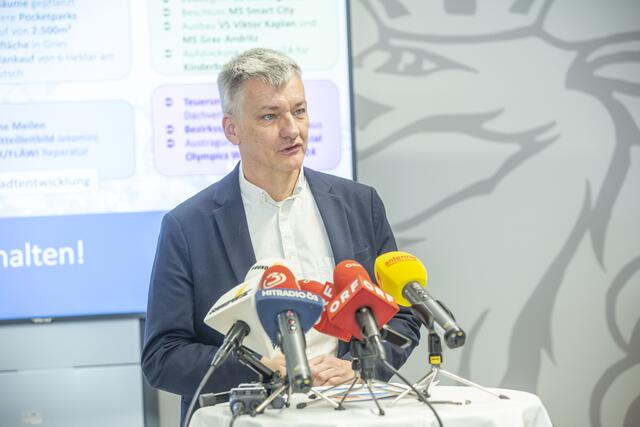 "Die Lage ist stabil, aber es stehen noch viele Schritte bevor", sagt Finanzstadtrat Manfred Eber bei der Präsentation des Nachtragsbudgets. | Foto: Foto Fischer/Stadt Graz