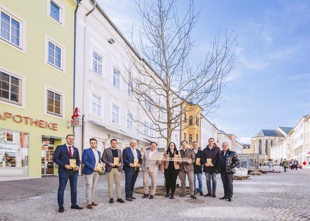 Bürgermeister Günther Albel, Vizebürgermeisterin Sarah Katholnig und Stadtrat Harald Sobe mit den Villacher Baumpaten vor dem ersten Baum auf dem Hauptplatz. | Foto: Marta Gillner