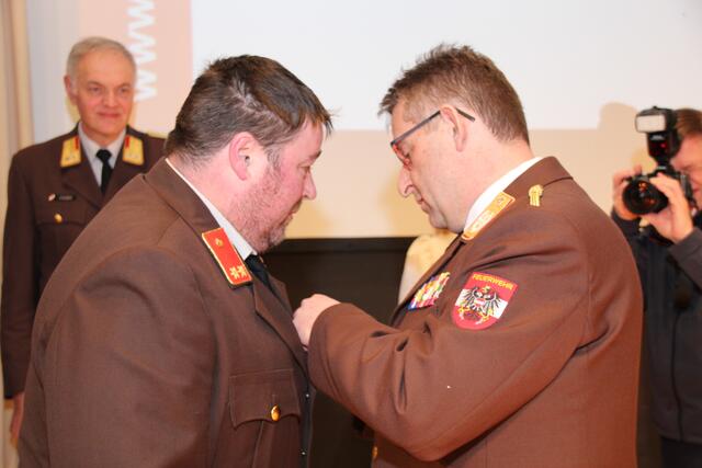 Die Verdienstmedaille des Bezirkes Kirchdorf in Silber bekam Franz Schopper von der FF Strienzing. | Foto: Staudinger