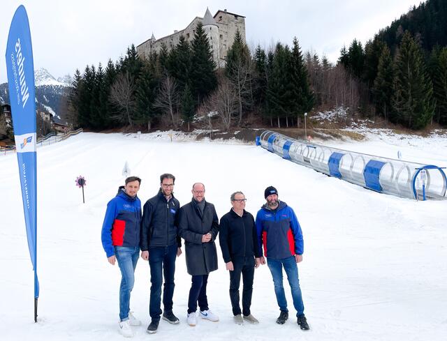 Lokalaugenschein in der Winter.Winter.Welt: Manuel Baldauf (Geschäftsführer TVB Tiroler Oberland), Helmut Spöttl (Bürgermeister von Nauders), Mario Gerber (Tourismus- und Wirtschaftslandesrat), Dr. Armin Falkner (Obmann TVB Tiroler Oberland) und Helmut Wolf (Vorstand TVB Tiroler Oberland). | Foto: TVB Tiroler Oberland