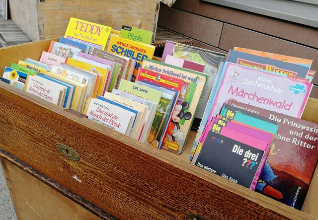 Gut erhaltene Gebrauchtwaren können Schnäppchenjäger:innen im Gebrauchtwarenmarkt beim ASZ Ostermiething finden. | Foto: BAV Braunau