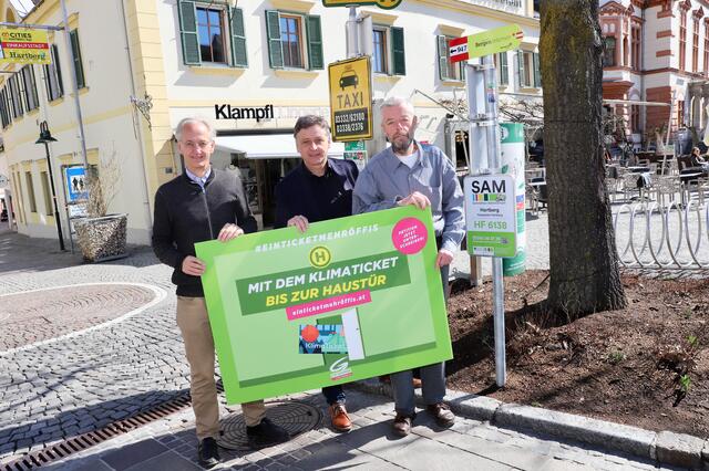 „Mit dem Klimaticket bis zur Haustür“: Gemeinderat Christoph Wallner, LAbg. Lambert Schönleitner, Bezirkssprecher Gerhard Kothgasser (v.l.). | Foto: Alfred Mayer