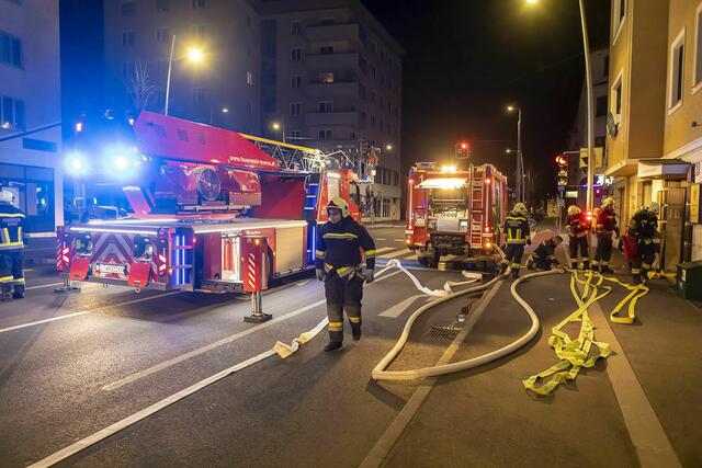 Die Löschleitung wird aufgebaut | Foto: FF Krems, Manfred Wimmer