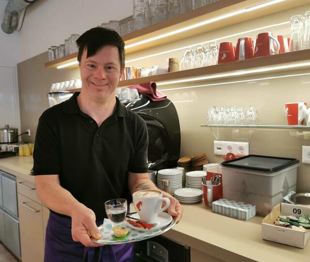 Alexander Radin arbeitet im Lebensg´fühl das Tee-Café in Spittal. | Foto: Privat