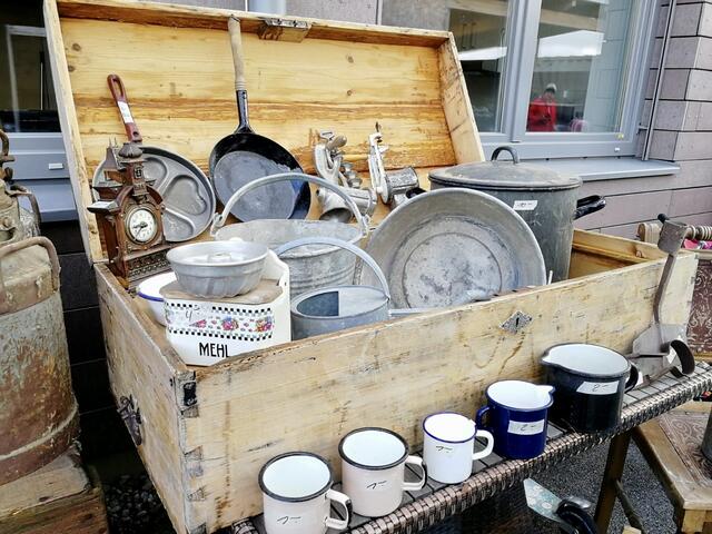 Gut erhaltene Gebrauchtwaren können Schnäppchenjäger:innen im Gebrauchtwarenmarkt beim ASZ Ostermiething finden. | Foto: BAV Braunau