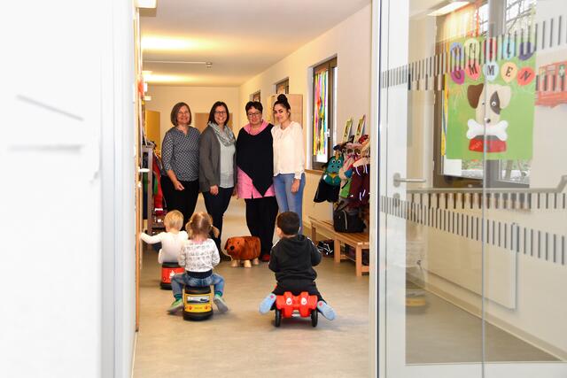 Kindergartenpädagogin Ulrika De Angelis, Bürgermeisterin Katharina Wöß-Krall, Gruppenleiterin Elisabeth Simma-Rauch und die pädagogische Fachkraft Sarah Simma (von kinks) freuen sich über die neuen Räume im ehemaligen Herz-Jesu-Heim in Rankweil. | Foto: Marktgemeinde Rankweil