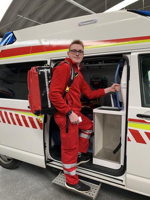Dominik Gäff (22) ist seit acht Jahren beim Roten Kreuz in Wels, seit drei Jahren ist er als Rettungssanitäter im Einsatz. | Foto: Rotes Kreuz