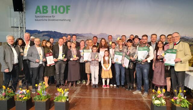 Bei der Ab HOf-Messe Wieselburg wurden Gerhard und Gerlinde Schauer aus Enzenkirchen sowie die Niedermayer Säfte aus Taufkirchen für ihre Erzeugnisse geehrt.  | Foto: LK OÖ / Minichberger