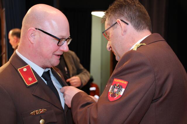Die Verdienstmedaille des Bezirkes Kirchdorf in Silber bekam Hermann Rahstorfer von der FF Inzersdorf. | Foto: Staudinger