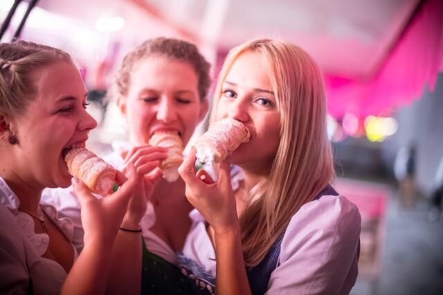 Neben Fahrgeschäften warten am Welser Volksfest natürlich auch Naschereien wie Schaumrollen und Co. | Foto: Messe Wels