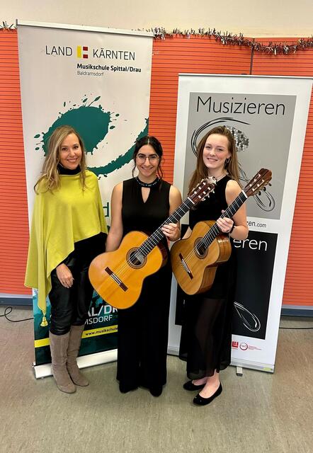 Julia Malischnig mit Amirah Pranzl und Valentina Schantl | Foto: Musikschule Spittal