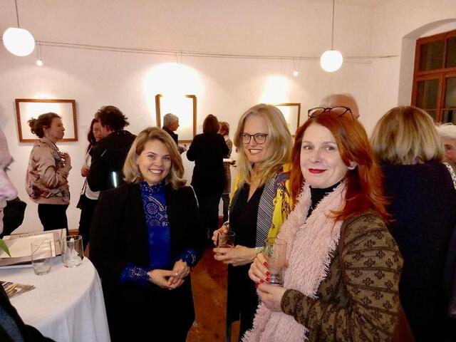Claudia Priber (Kultur Burgenland), Petra Werkovits (Künstlerdorf Neumarkt an der Raab), Theresia Fauland-Nerat (Künstlerin, Gast)
