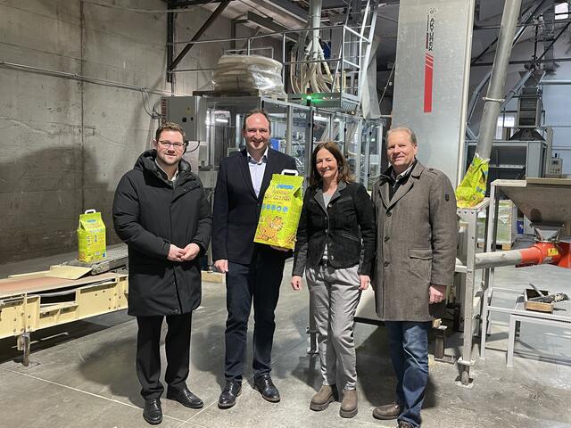 OÖVP-Landesgeschäftsführer Florian Hiegelsberger, Geschäftsführer Klaus Fuchshuber, Prokuristin Daniela Fuchshuber und Wolfgang Wallner, Direktor Bauernbund OÖ; | Foto: BRS