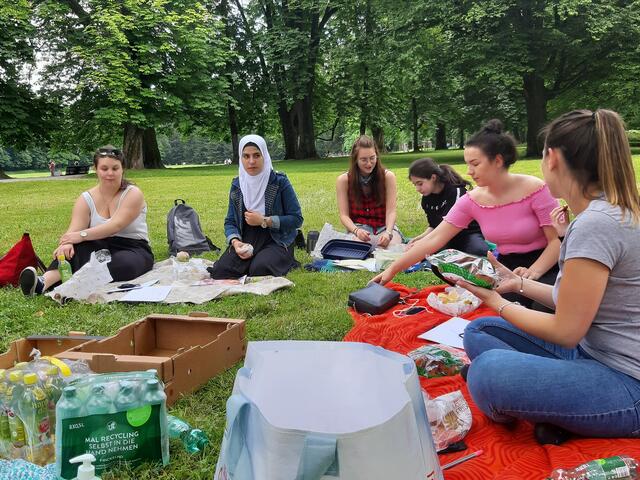 Auch gemeinsames Picknicken ist bei den Buddys und ihren Schützlingen beliebt.  | Foto: IFZ-Salzburg