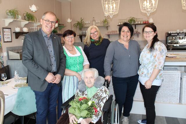 Viele Glückwünsche für Jubilarin Anna Freisinger im Compass Seniorenwohnheim in Voitsberg | Foto: Lederer