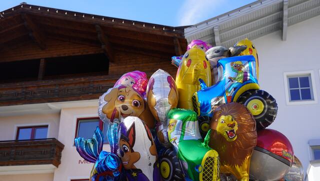 Die vielen bunten Ballons begeistern insbesondere die Kinder am Gertraudimarkt.