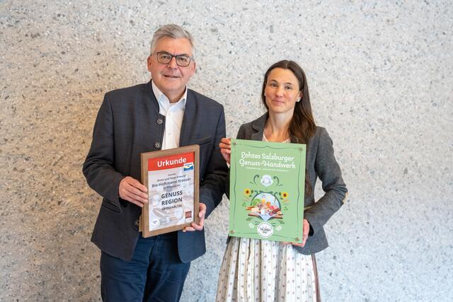 „Beim Projekt Genussregion Großarltal gehen Landwirtschaft, Wirtschaft und Tourismus Hand in Hand“, sagt LR Josef Schwaiger mit der Obfrau der Genussregion Anna Kreuzer. | Foto: Land Salzburg/Neumayr/Andreas Schaad