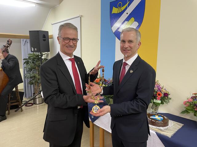 Peter Kalteis übergibt an Michael Strasser die Bürgermeisterkette, auf der alle Bürgermeister mit der Amtszeit verewigt sind.  | Foto: Foto: Martina Schweller