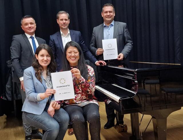 "PannoniArte" verspricht ein tolles Klassikprogramm in Bad Tatzmannsdorf: Richard G. Senninger (Tourismus-Geschäftsführer), Andreas Leitner (Reduce-Geschäftsführer), Bgm. Stefan Laimer, Julia Jandrasits und Aima Maria Labra-Makk im Kultursaal Bad Tatzmannsdorf | Foto: Bad Tatzmannsdorf Tourismus