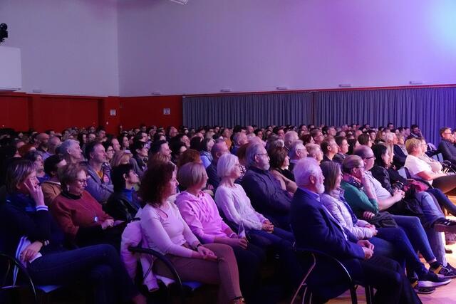 Das Interesse an den beiden Kabarettisten war hoch, welche mit ihrem Loriot-Programm für zahlreiche Lacher sorgten. | Foto: Michael Blinzer