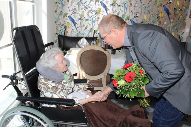 Der Voitsberger Bürgermeister Bernd Osprian gratulierte Anna Freisinger zum 100. Geburtstag. | Foto: Lederer