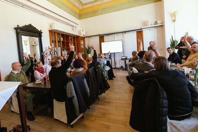 Mit überwiegender Mehrheit treten die Unternehmerinnen und Unternehmer sowie Anrainerinnen und Anrainer für die Fortsetzung der Hauptplatz-Baustelle im Frühling 2024 ein. | Foto: Karin Wernig