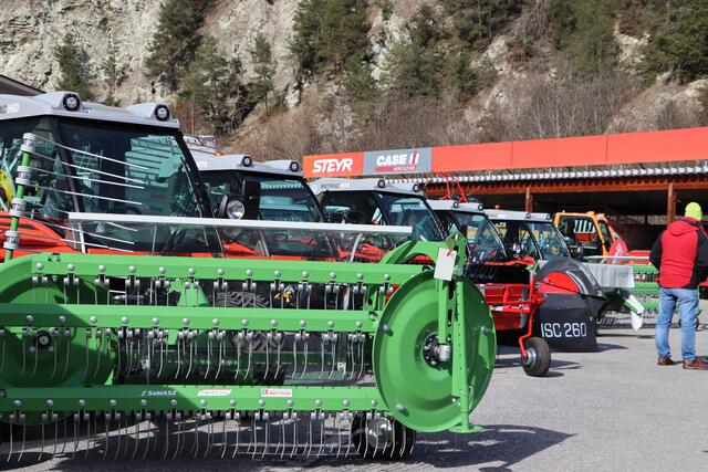 Zahlreiche landwirtschaftliche Geräte verschiedener Hersteller können besichtigt werden. | Foto: Elisabeth Neuner