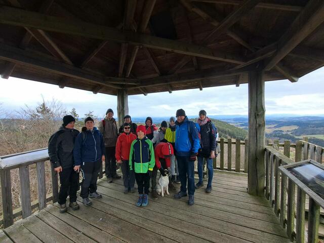 Am Samstag, 11. März, waren 14 Mitglieder der Familienwandergruppe des Alpenverein Neugablonz-Enns im Mühlviertel unterwegs.  | Foto: Alpenverein Enns