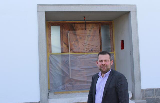 Patrick Grubauer vor dem Haupteingang in die Alte Versteigerungshalle, die zukünftig das Restaurant "Taurum" beherbergen wird. | Foto: BRS/Roland Wolf