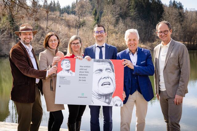 Lisa-Film-GF Michael Kraiger, Bettina Hofmeister (Fundermax),  Heidi Stuck von der Ortskernkümmerei,  Sebastian Fischer (Fundermax), Bürgermeister Herbert Gaggl und Gerhard Schreilechner von der Sparkasse Moosburg und Feldkirchen freuen sich auf ein ereignisreiches Jahr in der Glücksgemeinde Moosburg. | Foto: Sandra Matanovic