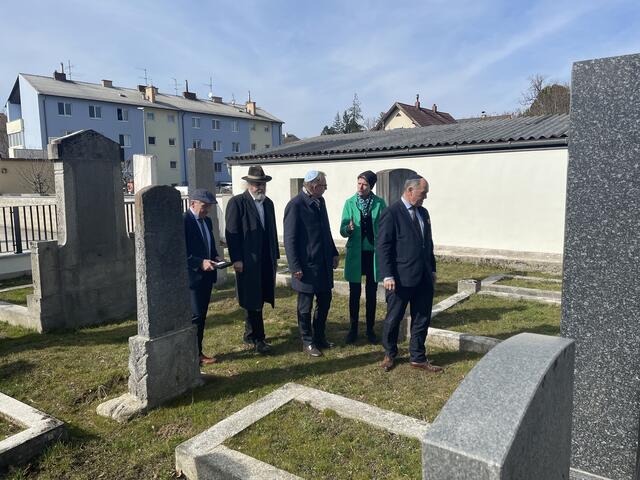 Die Teilnehmer besuchten zum Abschluss den Friedhof. | Foto: Daniel Schmidt
