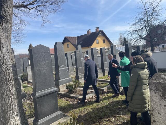 Die Teilnehmer besuchten zum Abschluss den Friedhof. | Foto: Daniel Schmidt