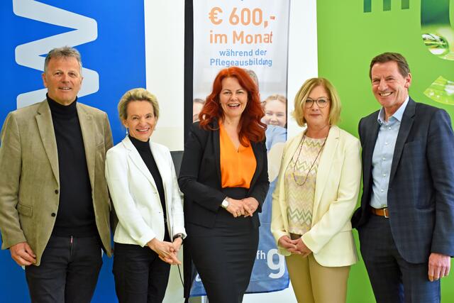 Gaben heute die Neuerungen in der Pflegeausbildung ab Herbst 2023 bekannt (v.l.): Walter Draxl (FH-Rektor fhg), Waltraud Buchberger (AZW-Fachbereichsdirektorin Pflege), LRin Cornelia Hagele, Martina Lasser (Direktorin HLWest) und Paul Sieberer (Obmann Gemeindeverband BKH St. Johann i.T.). | Foto: © Land Tirol/Jansenberger
