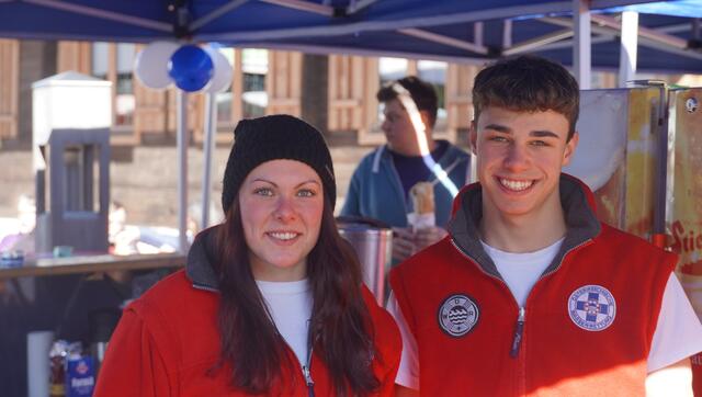 Auch die Mitglieder der Wasserrettung kümmern sich um das leibliche Wohl der Gäste.