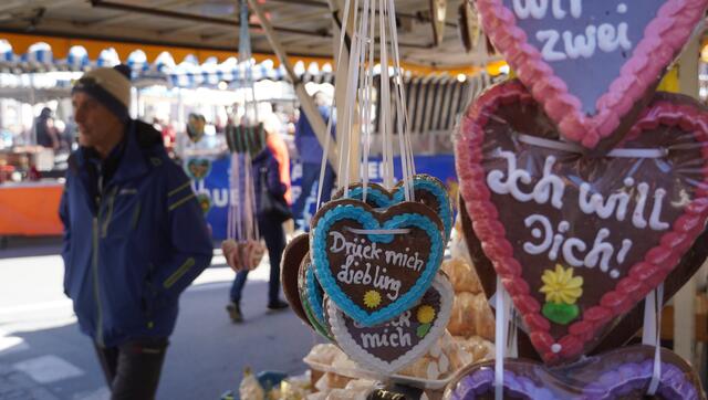 Zahlreiche Händlerinnen und Händler bieten am 17. März traditionell ihre Waren in Altenmarkt an.