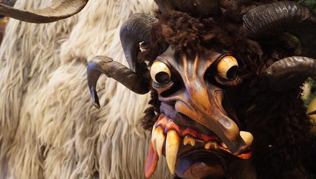 Legendäre und teils Jahrzehnte alte Metzger- und Astei-Masken wurden in Altenmarkt ausgestellt.