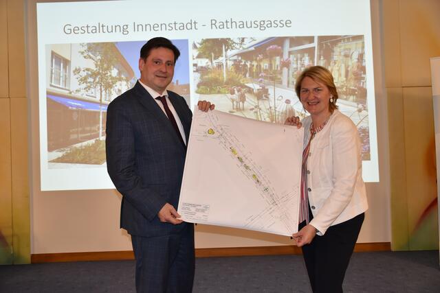 Bürgermeister Stefan Szirucsek und Vizebürgermeisterin Helga Krismer freuen sich auf die neu gestaltete Obere Wassergasse. | Foto: Preineder