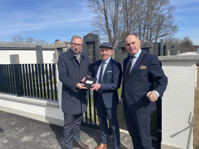 Klaus Hoffmann, Josef Ramharter und Wolfgang Sobotka bei der Schlüsselübergabe. | Foto: Daniel Schmidt