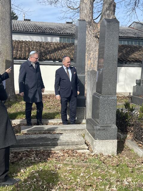 Die Teilnehmer besuchten zum Abschluss den Friedhof. | Foto: Daniel Schmidt