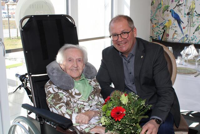 Anlässlich des "runden" Geburtstag schaut auch Bürgermeister Bernd Osprian vorbei. | Foto: Lederer