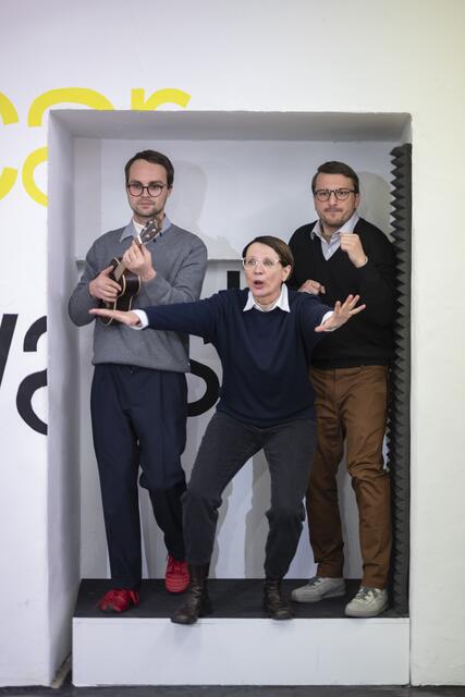 Jakob Köhle, Elke Hartmann und Lukas Gander spüren in Joachim Gottfried Gollers performativer Inszenierung den Erinnerungen des jungen französischen Erfolgsautors Édouard Louis an seine Mutter nach.  | Foto: Daniel Jarosch